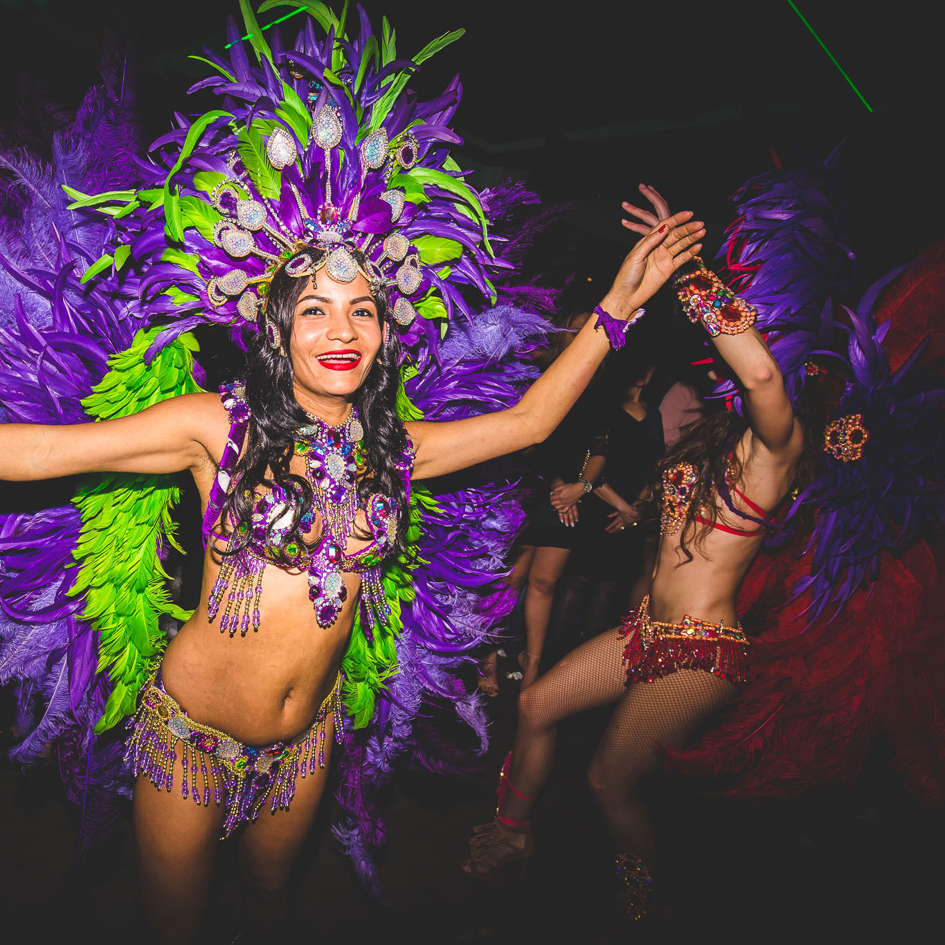 WeLoveBrasil samba danseres met paarse en groene carnaval veren