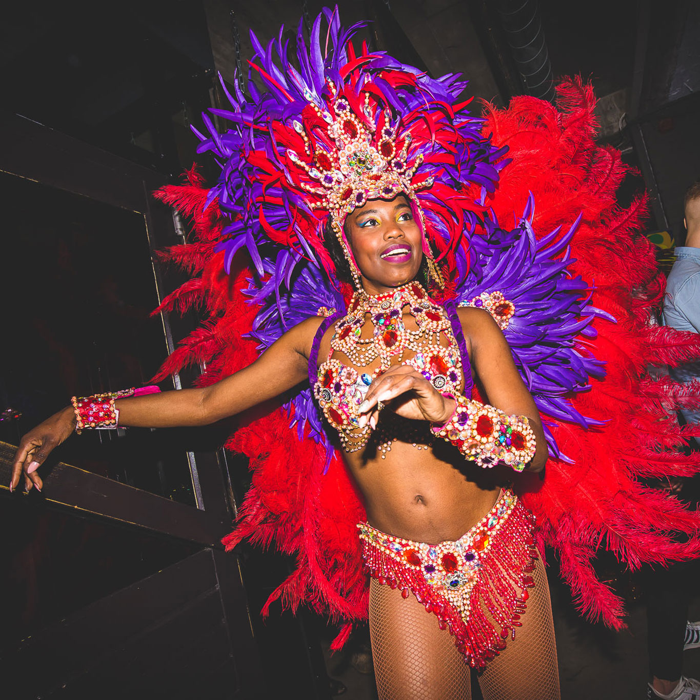 Samba danseres met rode en paarse veren tijdens WeLoveBrasil